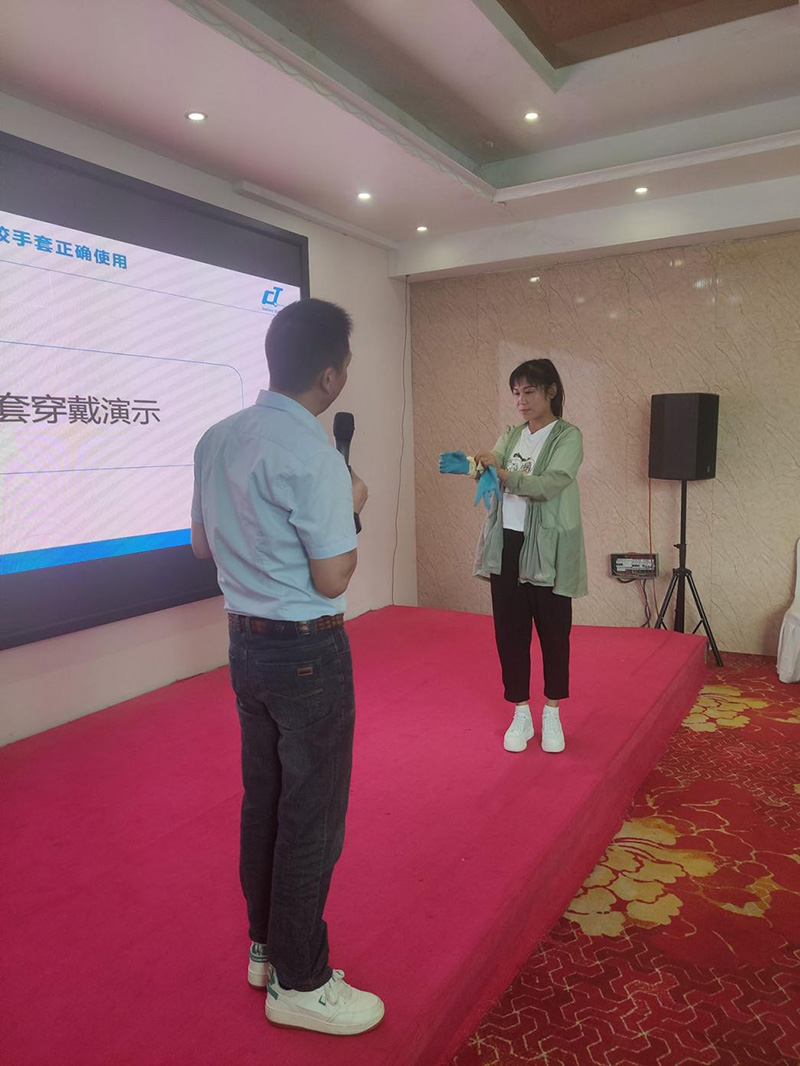 佛山市17c.嫩草网在线观看免费清潔設備公司在鄭州的第十八（bā）期豫清協公益大講堂中分享如何在中大型物業（yè）競爭中打造領先