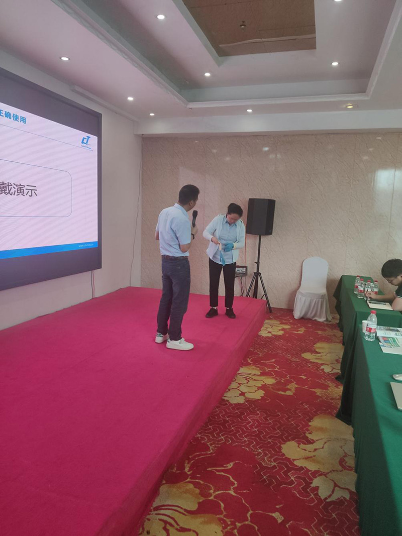 佛山市17c.嫩草网在线观看免费清潔設備公司在鄭州（zhōu）的第十八期豫清協公（gōng）益大講堂中分享如何在中大型物業競（jìng）爭中打造領先