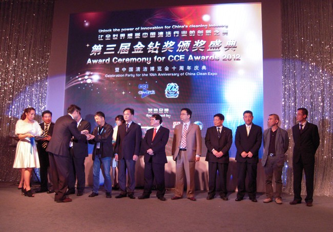 吳永新董事長獲頒中國清潔行（háng）業十年風（fēng）雲人物
