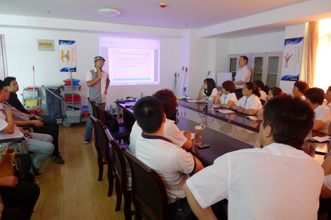 2013年6月，我司品牌經理/資深培訓師到達當（dāng）地分（fèn）銷商舉辦為期（qī）兩天的（de）清潔（jié）工具標準化培訓課程。