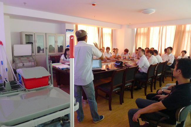 2013年6月（yuè），我司品牌經理/資深培訓師（shī）到達（dá）當地（dì）分銷商舉辦為期兩天的清潔工具（jù）標準化培訓課程。