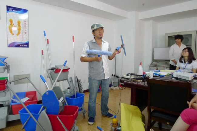 2013年6月，我司（sī）品牌經理/資深培訓師（shī）到達當地分銷商舉辦為（wéi）期兩天的清潔工（gōng）具標準化培訓課程。