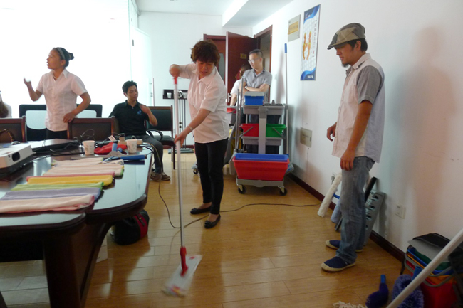 2013年（nián）6月，我司品牌（pái）經理/資（zī）深培訓師到達當地分（fèn）銷商舉辦為期兩天的清潔工（gōng）具標準化培訓課程（chéng）。