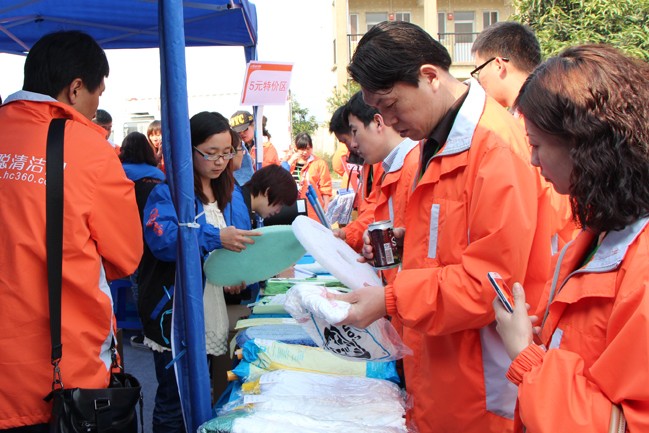 慧（huì）聰網牽手考察團百名（míng）買（mǎi）家到訪我司佛山健力清潔用品有限公司