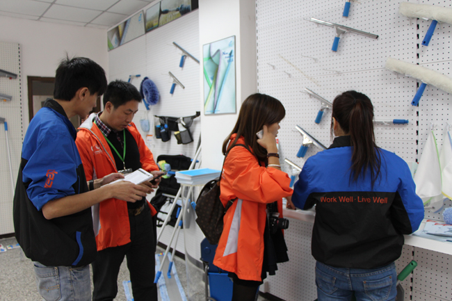 慧聰網牽手考察（chá）團百名買（mǎi）家到訪我司（sī）佛山健力（lì）清潔用品有限公司（sī）