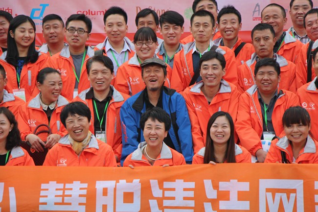 慧聰網牽手考察（chá）團百名買家到訪我司佛山健力（lì）清潔用品有限公（gōng）司