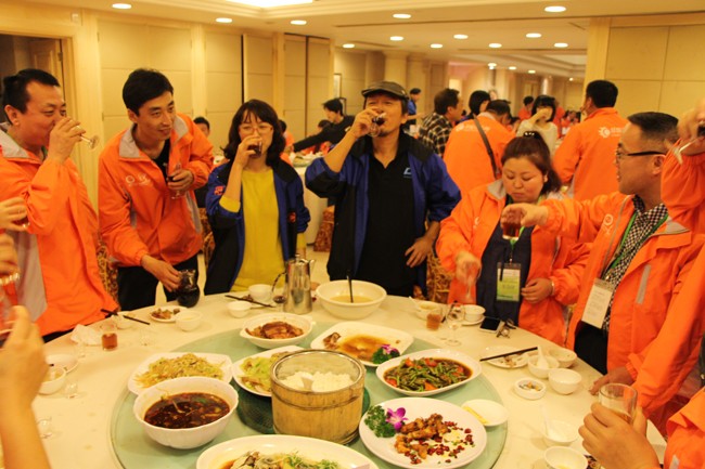 慧聰網（wǎng）牽手考察團百名買（mǎi）家到訪我司佛山（shān）健力清潔用（yòng）品有限公司