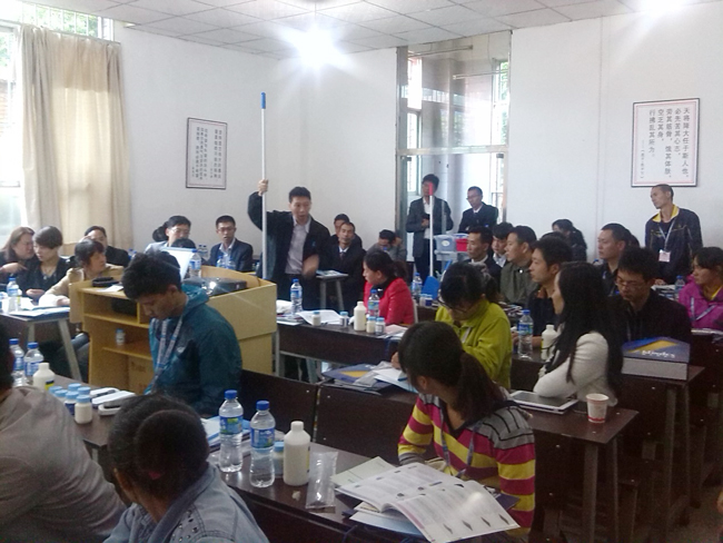 2013年9月，我司產品經（jīng）理赴昆明進行CT17c.嫩草网在线观看免费（dá）清潔工具（jù）係統課程培訓